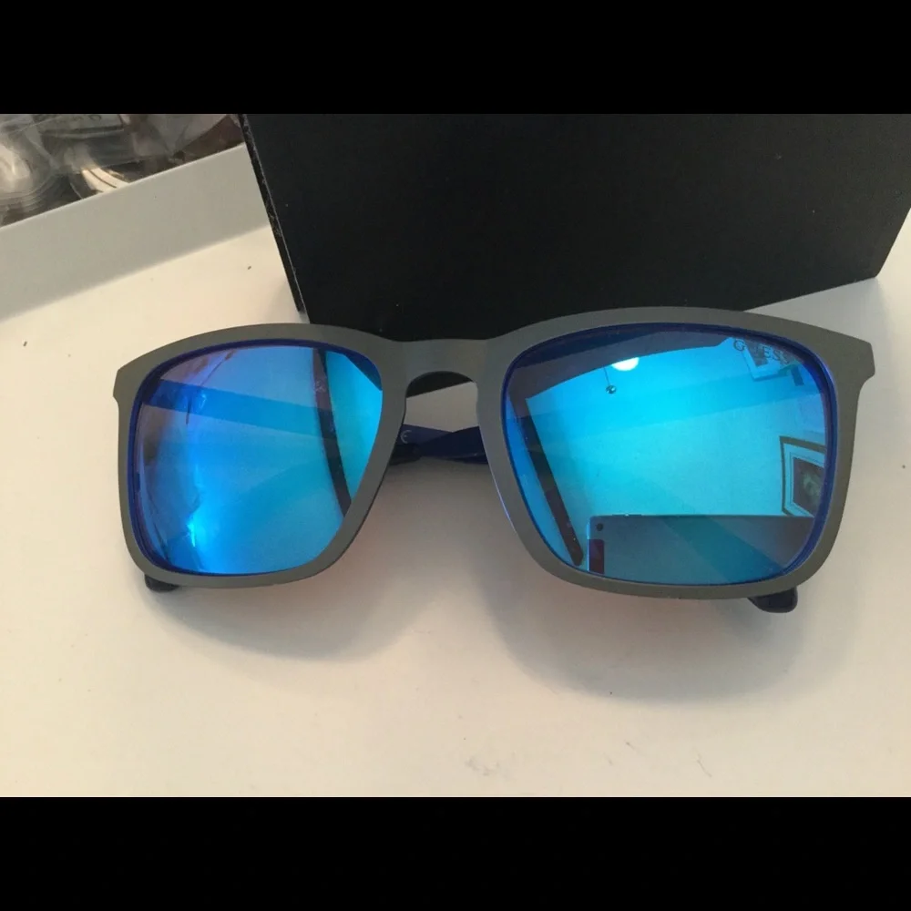 GUESS AARON MENS SUNGLASSES BLUE MIRROR PRE-OWNED